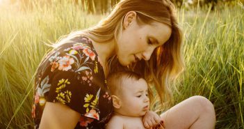 Comment nettoyer Bébé après avoir joué dans la terre ?