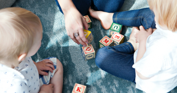 3 conseils pour préparer votre aîné à l’arrivée d’un autre enfant Frère soeur