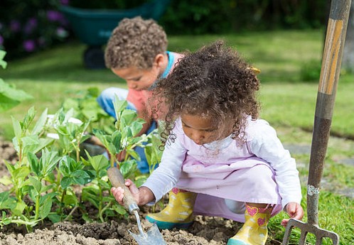 jardinage-enfant-outil