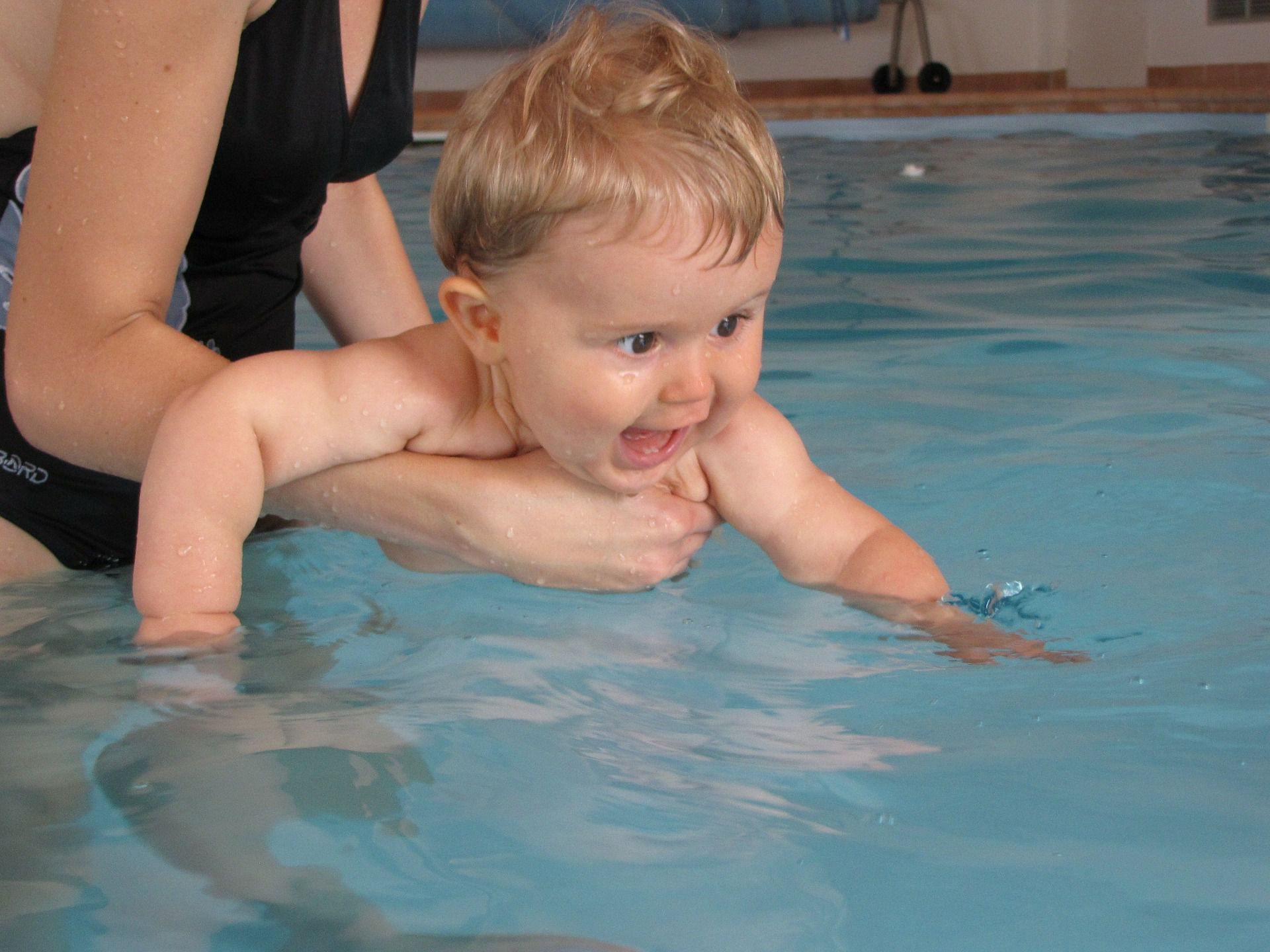 Quelles précautions prendre pour emmener bébé à la piscine ? 