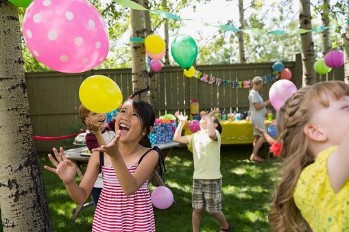 Fête d'anniversaire avec des enfants qui jouent