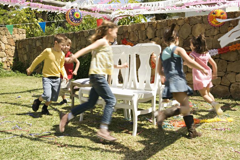 Enfants qui jouent aux chaises musicales