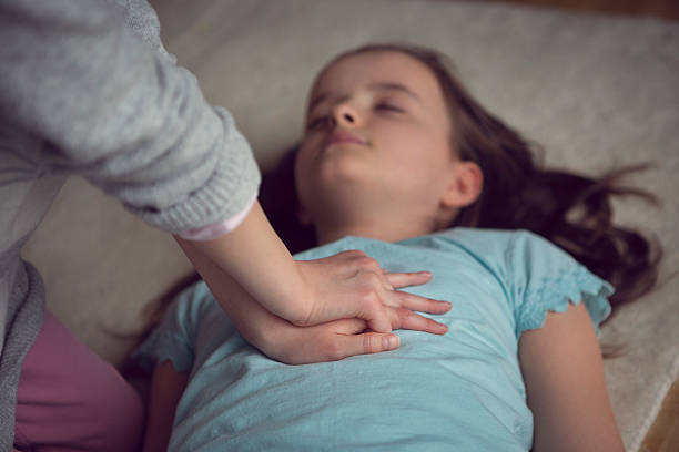 Enfants qui s'entraînent aux gestes de premiers secours