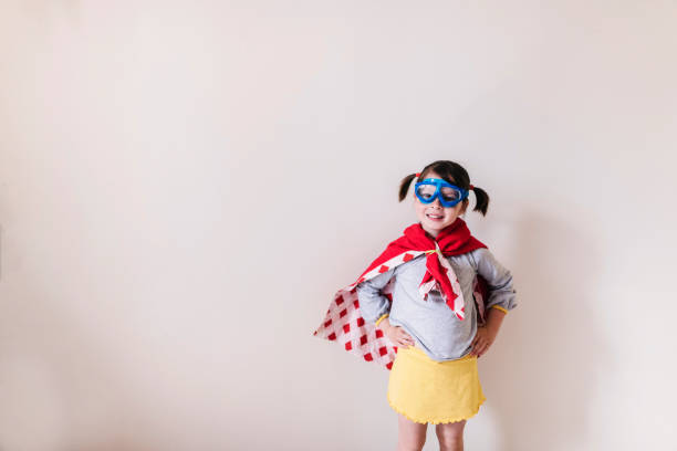 Petite fille avec un costume de super-héros fait maison