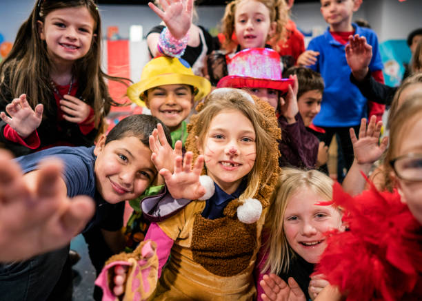 Groupe d'enfants déguisés dans une classe