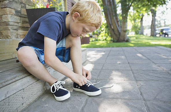 Jouet bois éducatif Chaussure à lacer