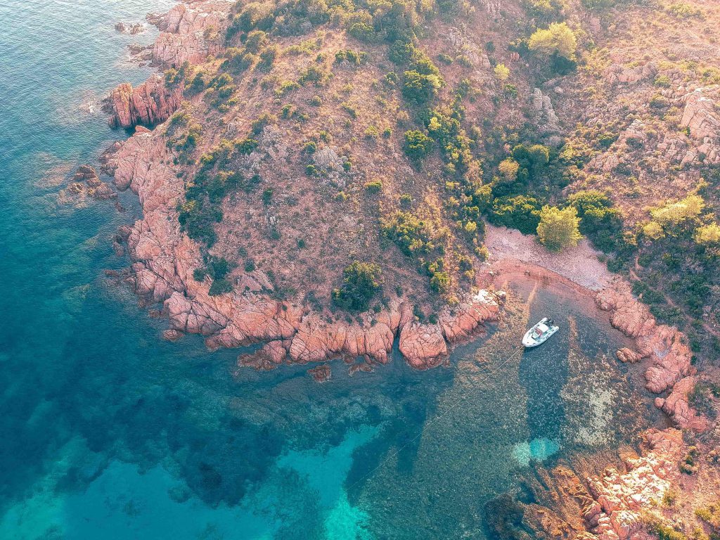 Un bateau au bord des cotes corses