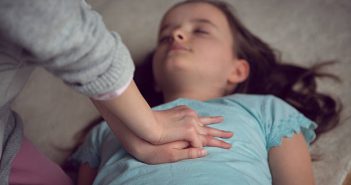 Enfants qui s'entraînent aux gestes de premiers secours