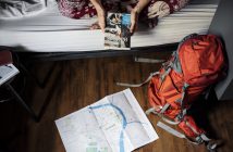 Carte, livre et sac de voyage