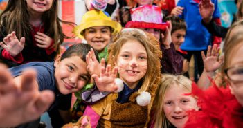 Groupe d'enfants déguisés dans une classe