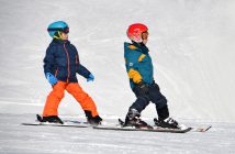 Deux enfants sur des skis à la montagne