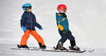 Deux enfants sur des skis à la montagne