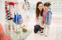 Jeune maman qui fait du shopping avec sa petite fille