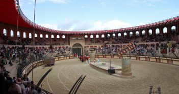 Spectacle de gladiateurs au Puy du Fou