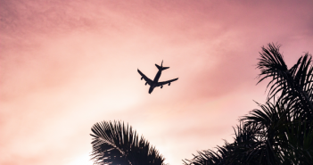 Avion dans un ciel rosé