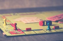 Plateau du jeu de société Monopoly pendant une partie en famille