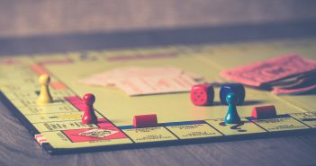 Plateau du jeu de société Monopoly pendant une partie en famille